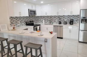 Modern 1 BR Condo, Steps from Beach, Free Parking!
